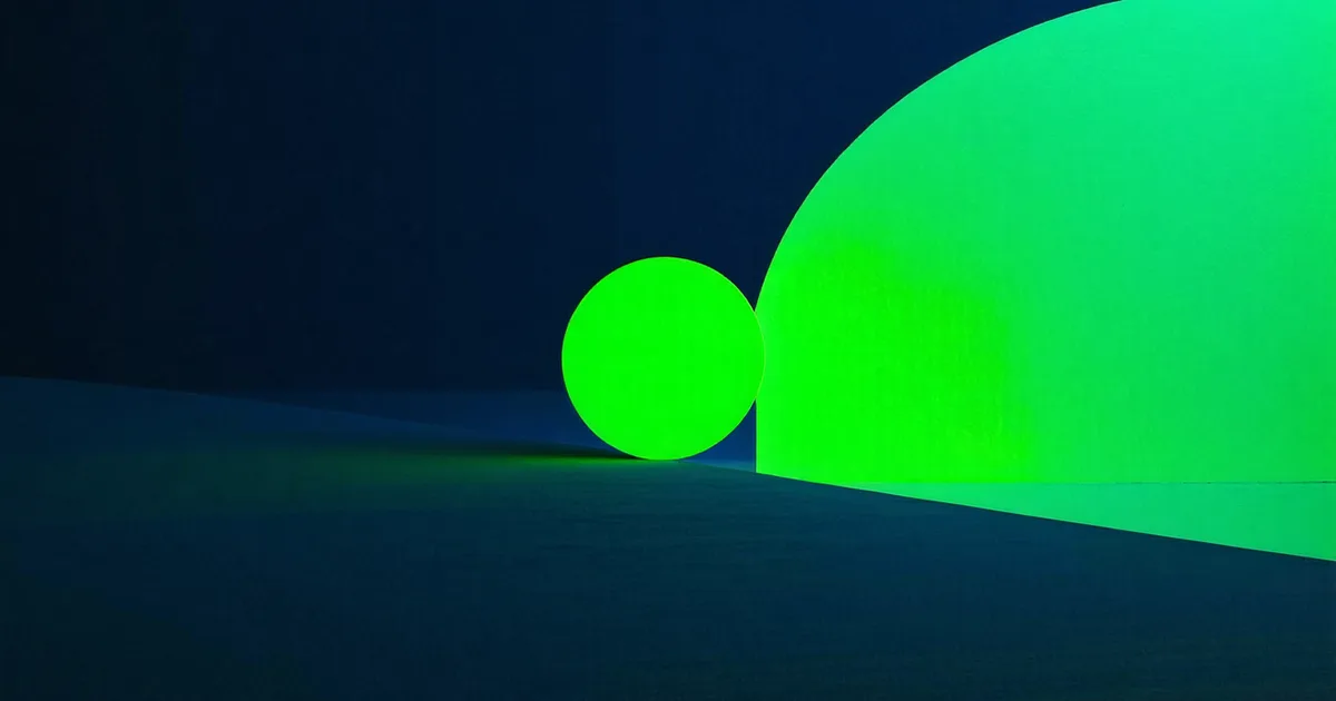 Abstract deal-close signal — a completion arc in signal green on dark indigo